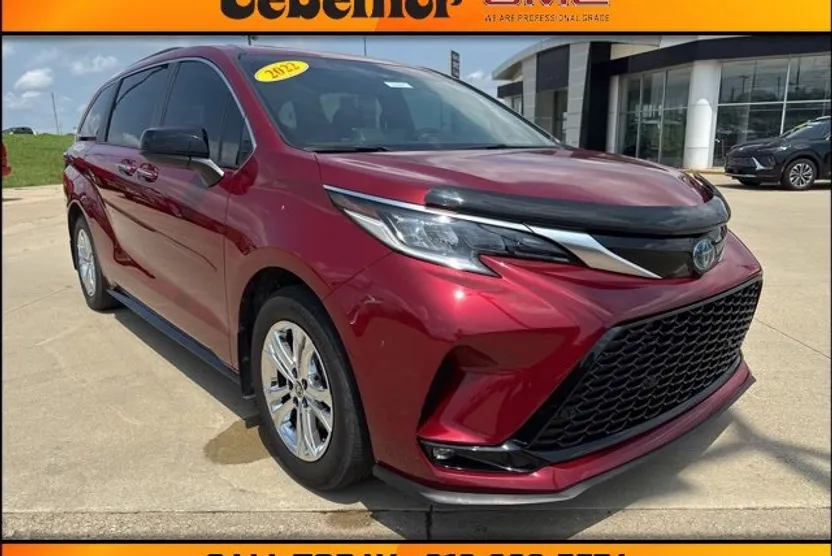 2022 Toyota Sienna XSE photo 1