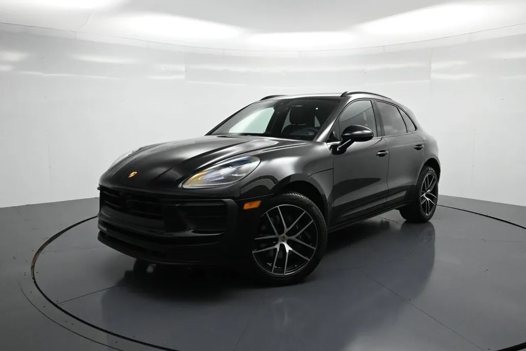 2025 Porsche Macan photo 1
