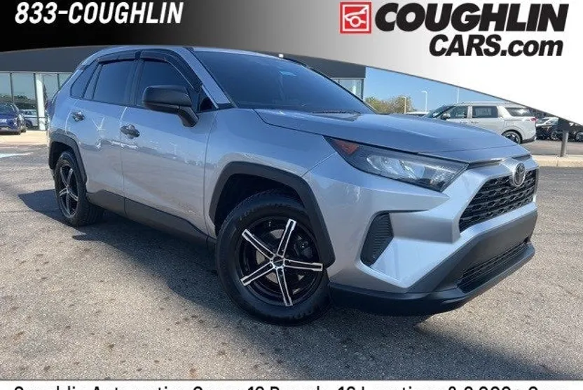 2021 Toyota RAV4 LE photo 1