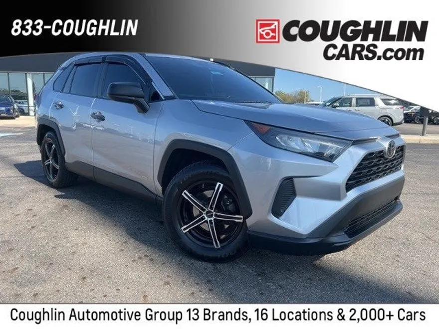 2021 Toyota RAV4 LE photo 1
