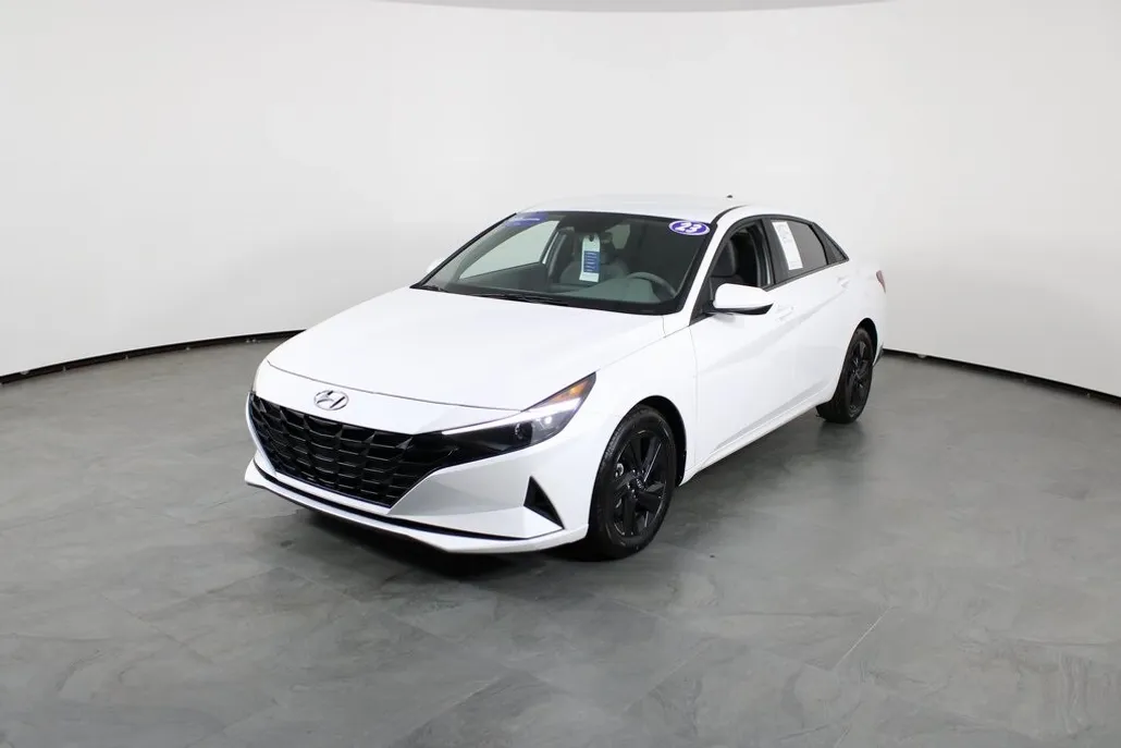 2023 Hyundai Elantra SEL photo 1