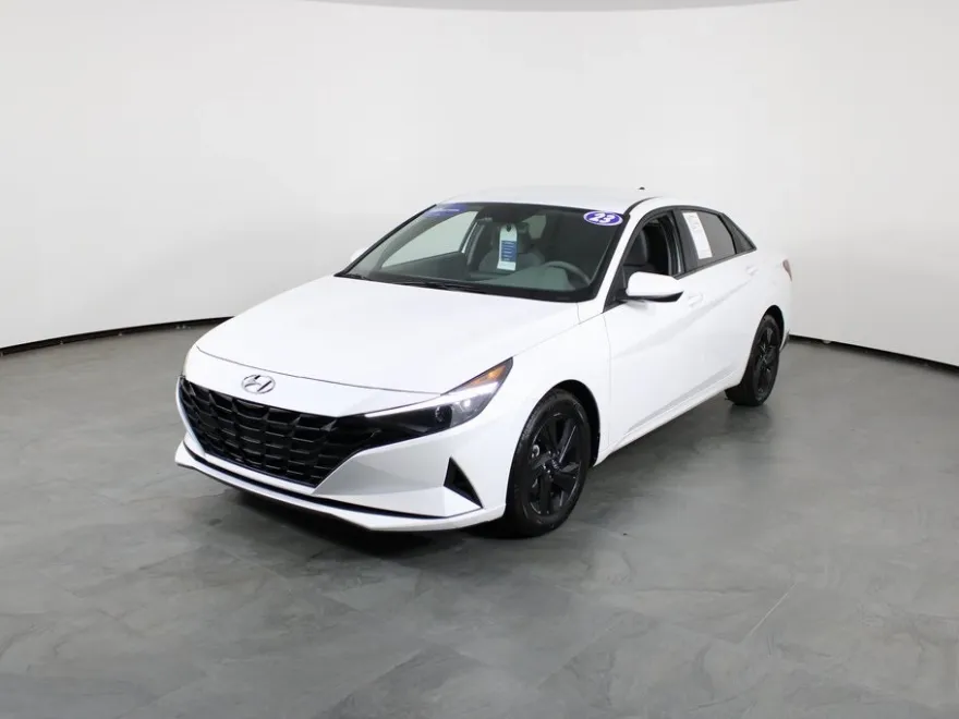 2023 Hyundai Elantra SEL photo 1