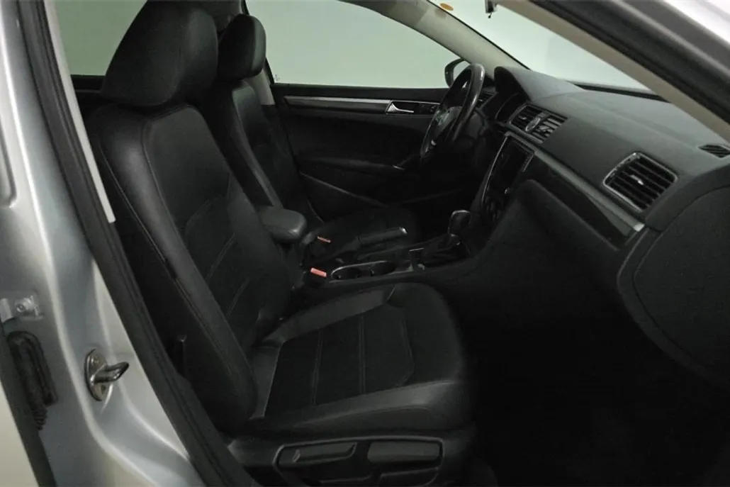 2017 Volkswagen Passat SE photo 1