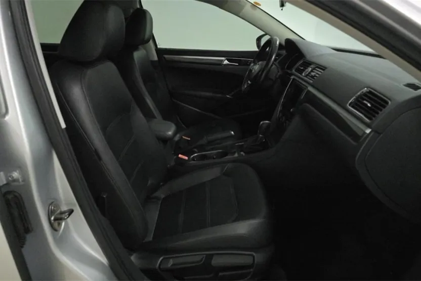 2017 Volkswagen Passat SE photo 1