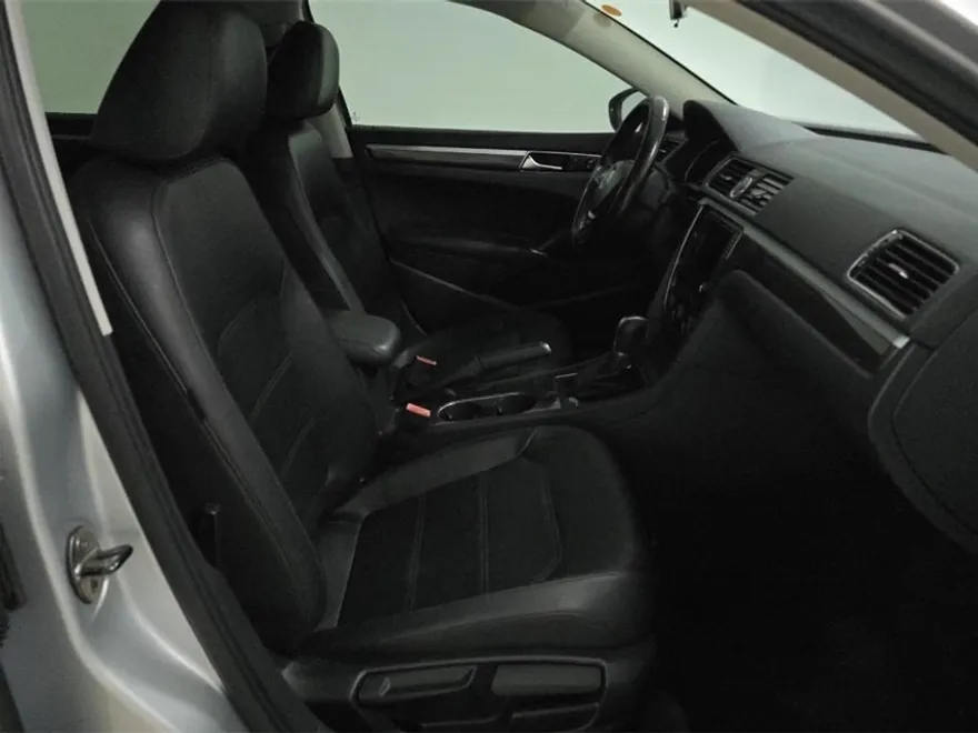 2017 Volkswagen Passat SE photo 1