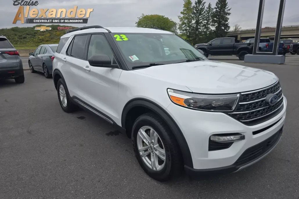 2023 Ford Explorer XLT photo 1