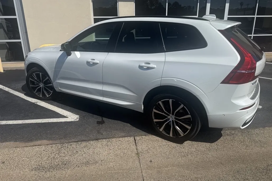 2023 Volvo XC60 B5 Plus photo 1