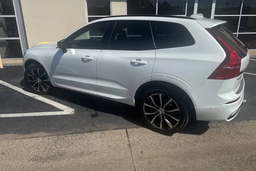 2023 Volvo XC60 B5 Plus photo 1