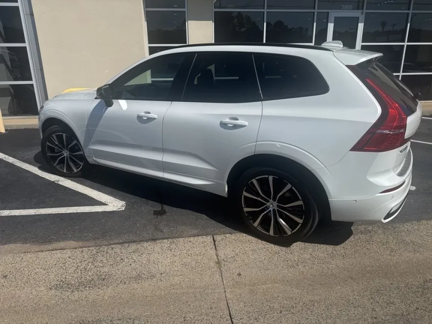2023 Volvo XC60 B5 Plus photo 1