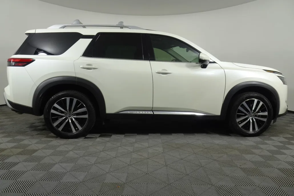 2023 Nissan Pathfinder Platinum photo 1