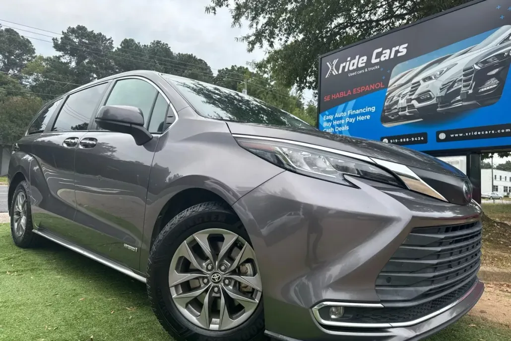 2021 Toyota Sienna XLE photo 1