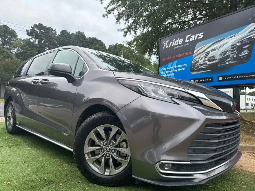 2021 Toyota Sienna XLE photo 1