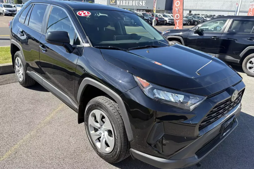 2022 Toyota RAV4 LE photo 1
