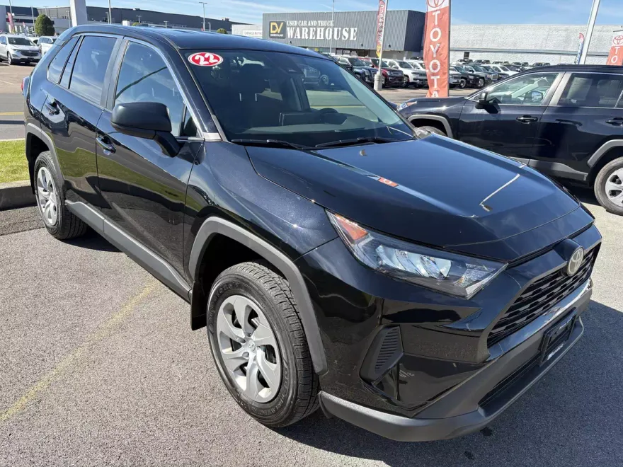 2022 Toyota RAV4 LE photo 1