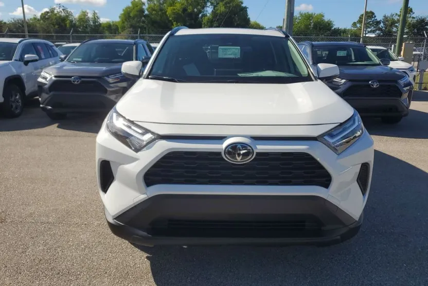 2025 Toyota RAV4 Hybrid XLE photo 1