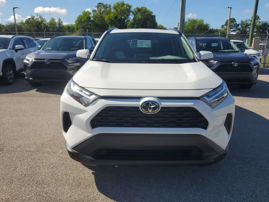 2025 Toyota RAV4 Hybrid XLE photo 1