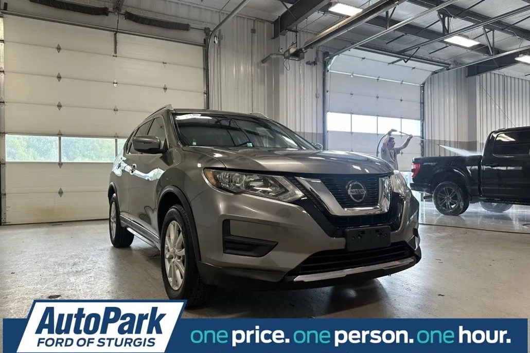 2019 Nissan Rogue SV photo 1
