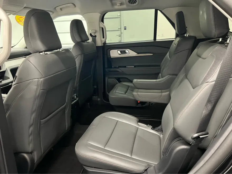2025 Ford Explorer photo 1