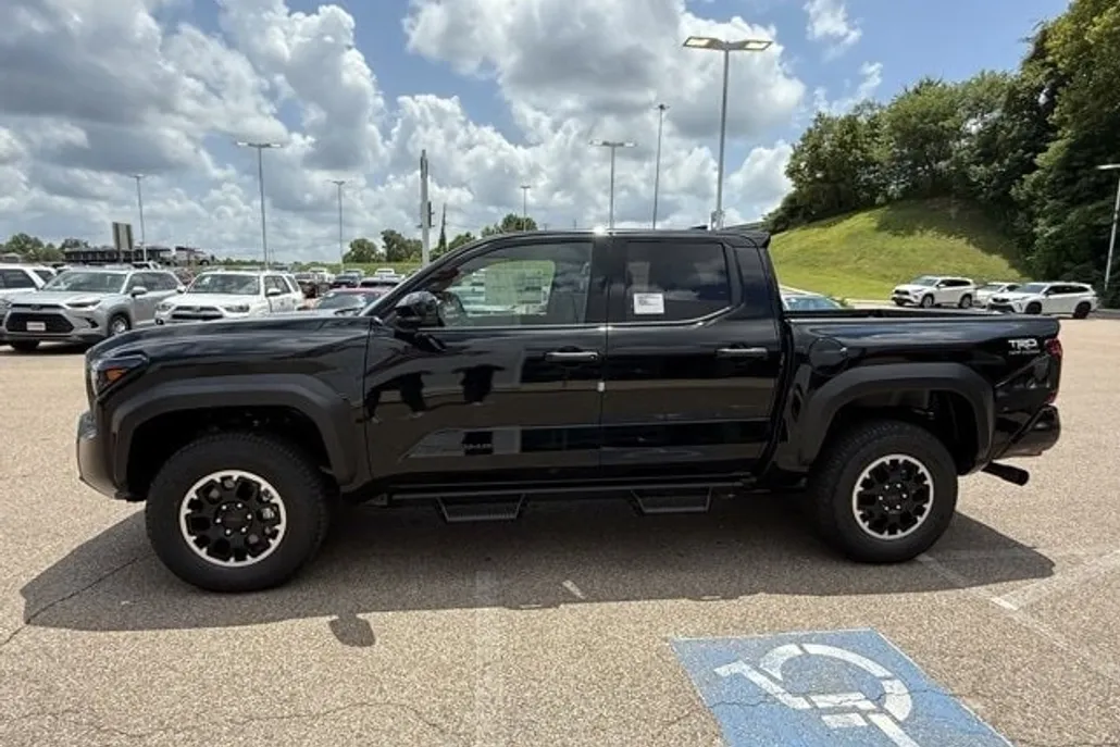 2025 Toyota Tacoma SR5 4x4 Double Cab photo 1