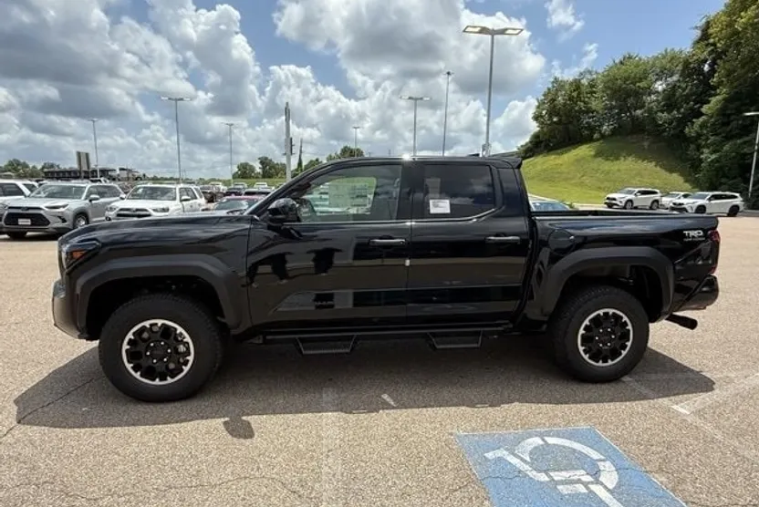 2025 Toyota Tacoma SR5 4x4 Double Cab photo 1