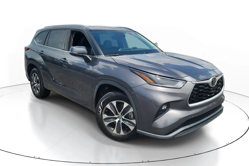 2021 Toyota Highlander XLE photo 1