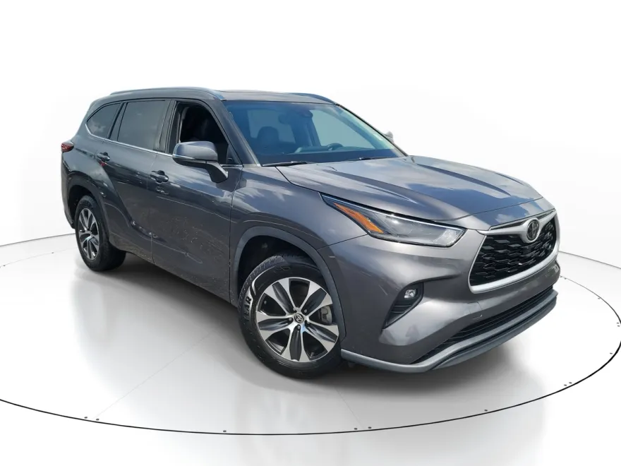2021 Toyota Highlander XLE photo 1