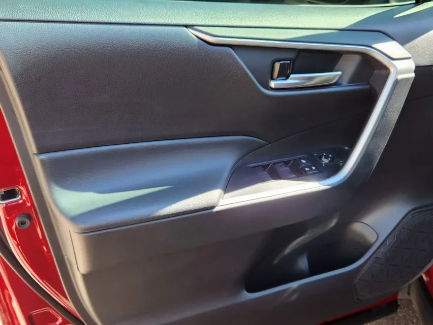 2021 Toyota RAV4 Hybrid XLE photo 1