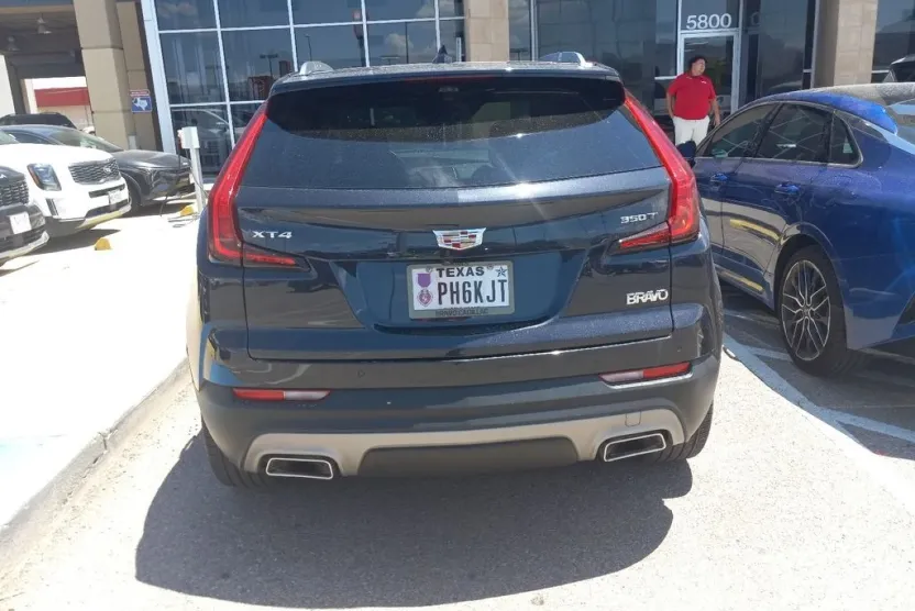 2023 Cadillac XT4 Premium Luxury photo 1