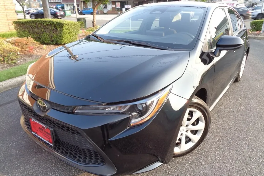 2024 Toyota Corolla LE photo 1