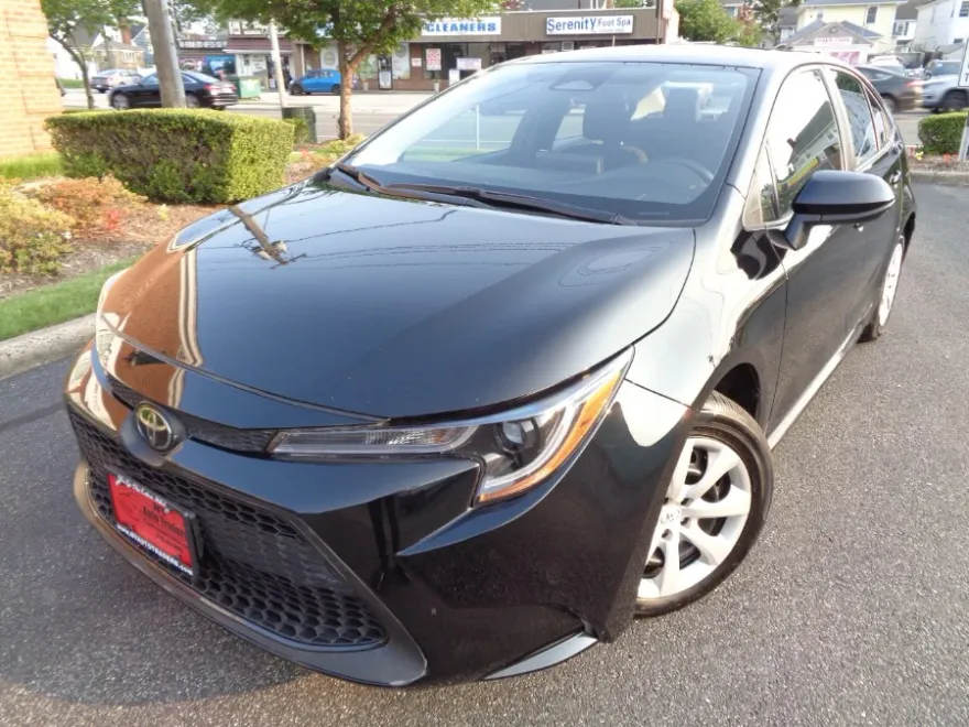 2024 Toyota Corolla LE photo 1