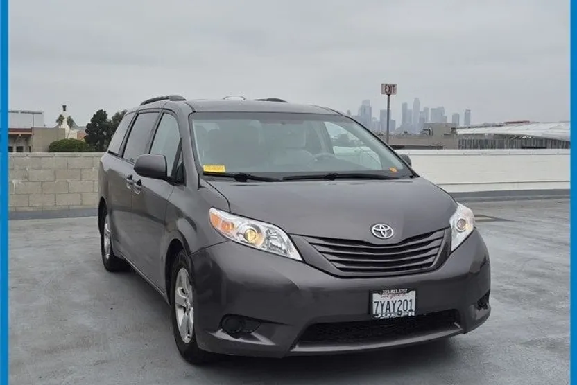 2011 Toyota Sienna LE photo 1