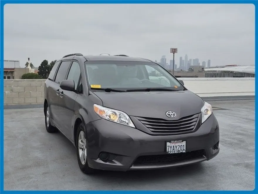2011 Toyota Sienna LE photo 1