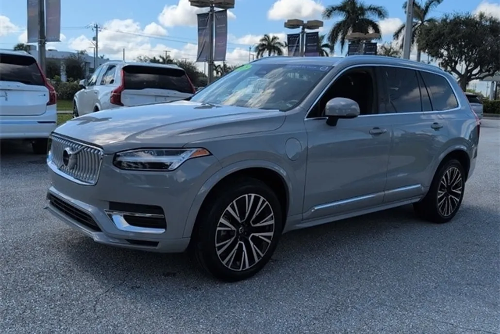 2025 Volvo XC90 T8 Core photo 1