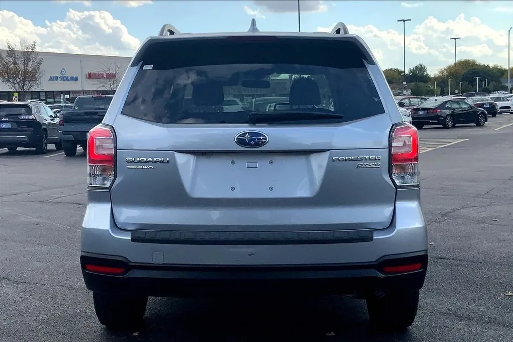 2017 Subaru Forester 2.5i Premium photo 1