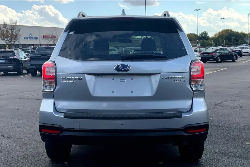 2017 Subaru Forester 2.5i Premium photo 1