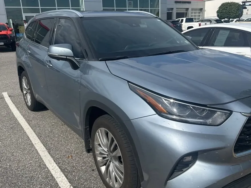 2024 Toyota Highlander Hybrid Platinum photo 1