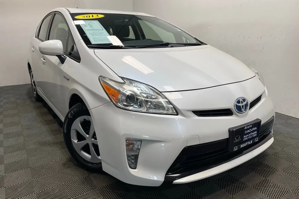 2013 Toyota Prius Three photo 1