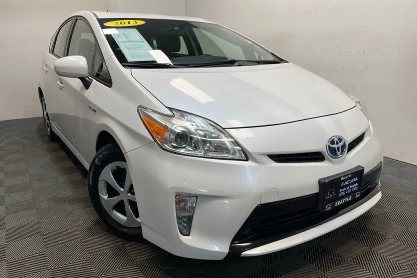 2013 Toyota Prius Three photo 1