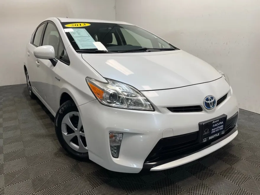 2013 Toyota Prius Three photo 1