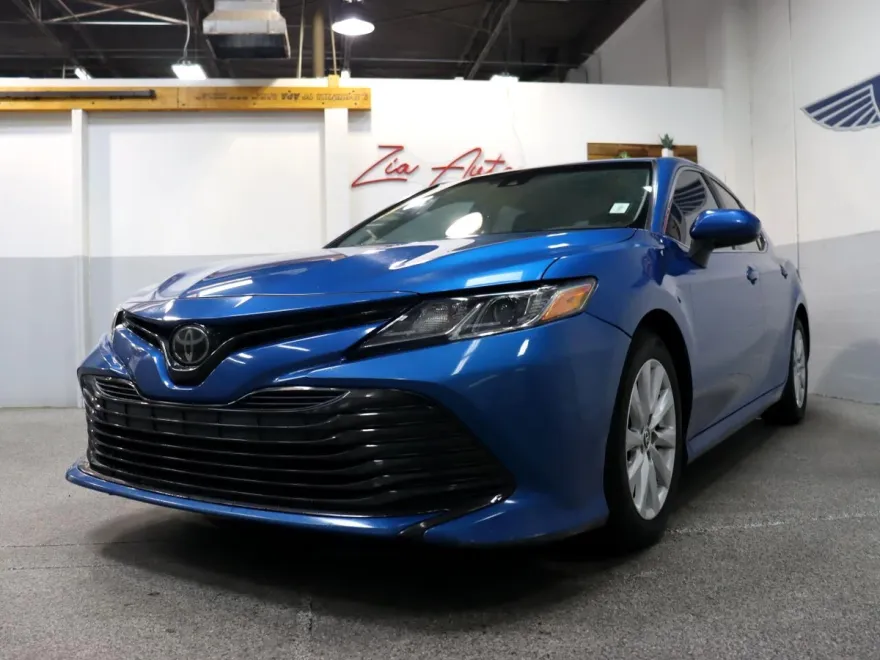 2019 Toyota Camry LE photo 1