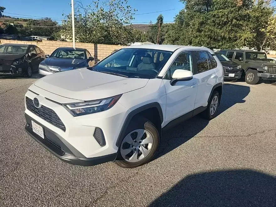 2023 Toyota RAV4 LE photo 1