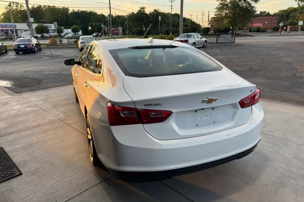 2023 Chevrolet Malibu 1LT photo 1