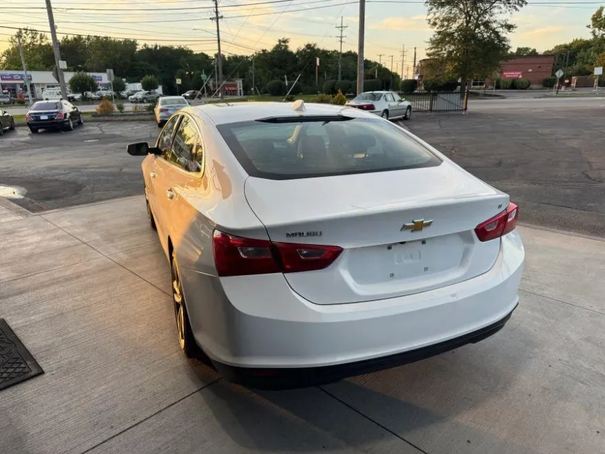 2023 Chevrolet Malibu 1LT photo 1