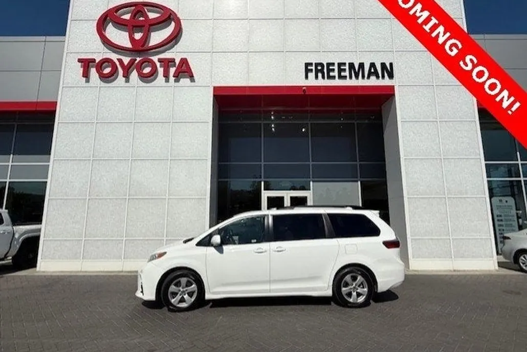 2020 Toyota Sienna LE photo 1