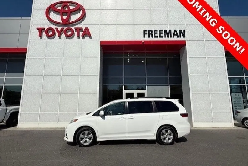 2020 Toyota Sienna LE photo 1