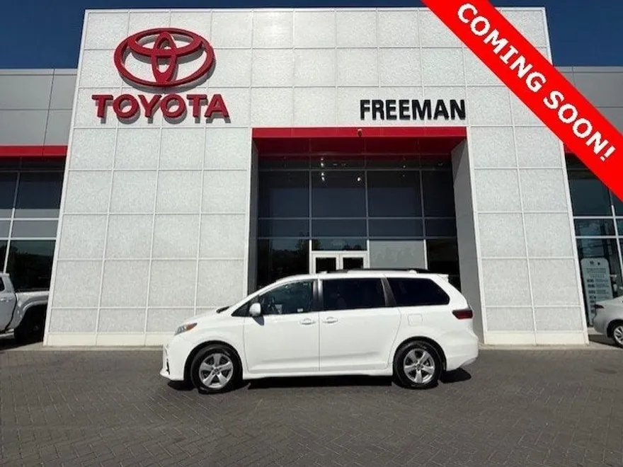2020 Toyota Sienna LE photo 1