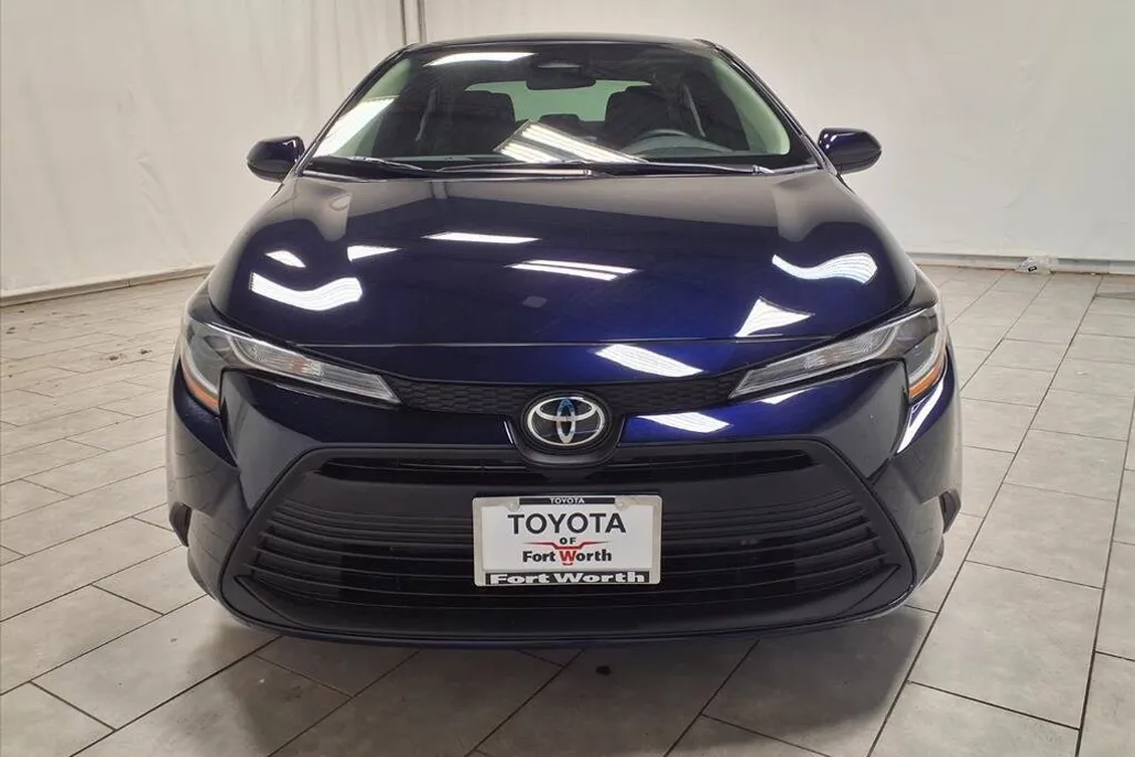 2025 Toyota Corolla LE photo 1