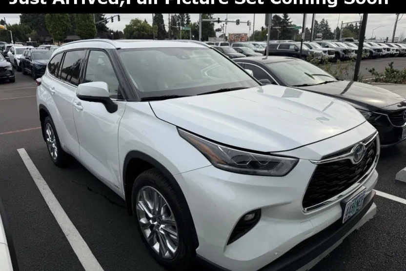 2022 Toyota Highlander Hybrid Limited photo 1