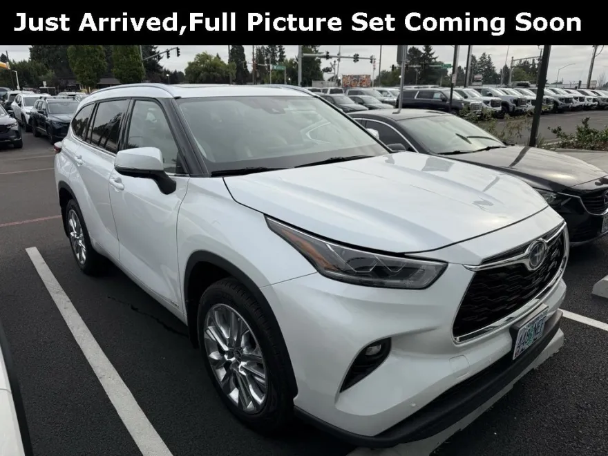 2022 Toyota Highlander Hybrid Limited photo 1