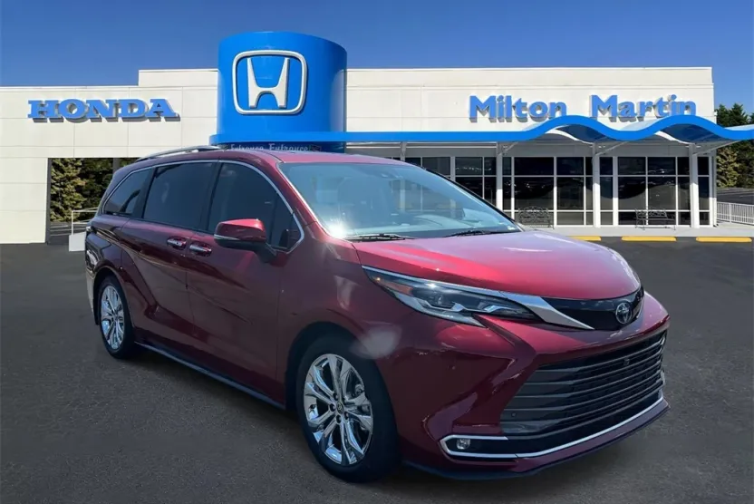 2023 Toyota Sienna Platinum photo 1